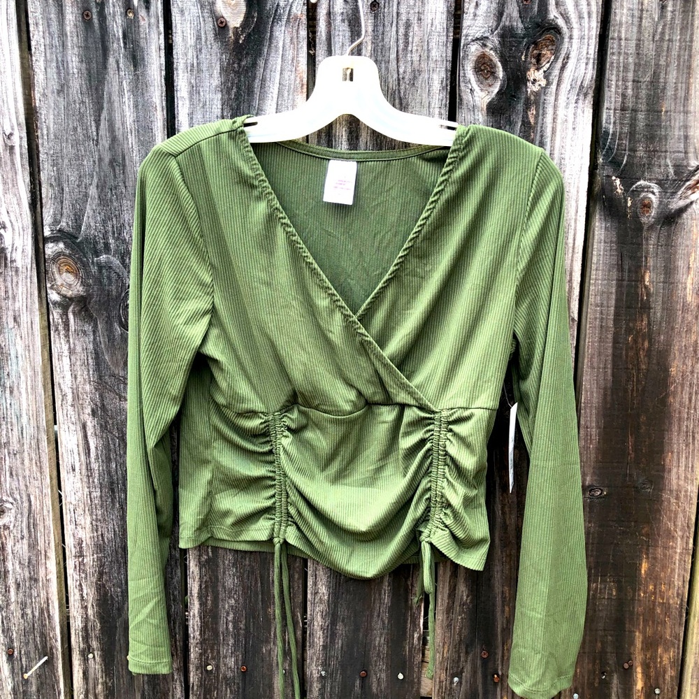 No boundaries crop top
Size: large - true to size